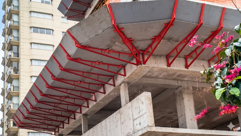 Vista inferior de bandeja de proteção com mão-francesa metálica vermelha